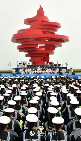 Qingdao : un spectacle conjoint de musique militaire pour célébrer le 70e anniversaire de la marine de l'APL