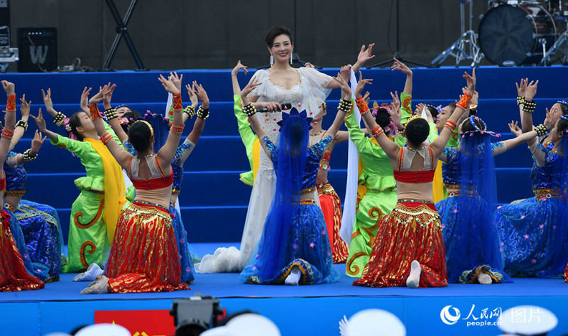 Qingdao : un spectacle conjoint de musique militaire pour célébrer le 70e anniversaire de la marine de l'APL