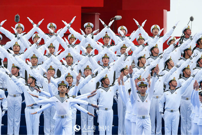 Qingdao : un spectacle conjoint de musique militaire pour célébrer le 70e anniversaire de la marine de l'APL