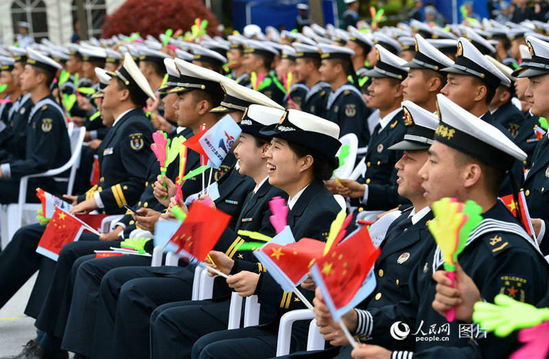 Qingdao : un spectacle conjoint de musique militaire pour célébrer le 70e anniversaire de la marine de l'APL