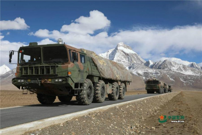 Tibet : une brigade d'artillerie procède à des man?uvres à tirs réels