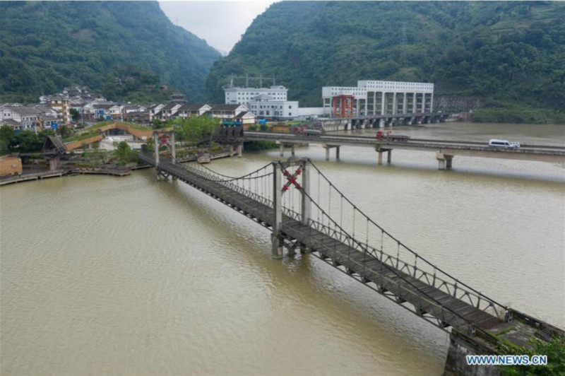 à la découverte des nouveaux et anciens ponts le long de l'autoroute Sichuan-Tibet