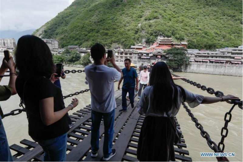 à la découverte des nouveaux et anciens ponts le long de l'autoroute Sichuan-Tibet