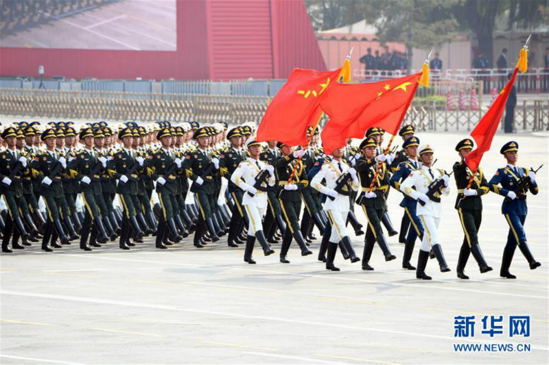 La parade militaire commence avec l'escadrille de garde du drapeau passant au-dessus de la place Tian'anmen