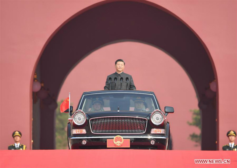 Xi Jinping passe en revue les forces armées lors de la Fête nationale