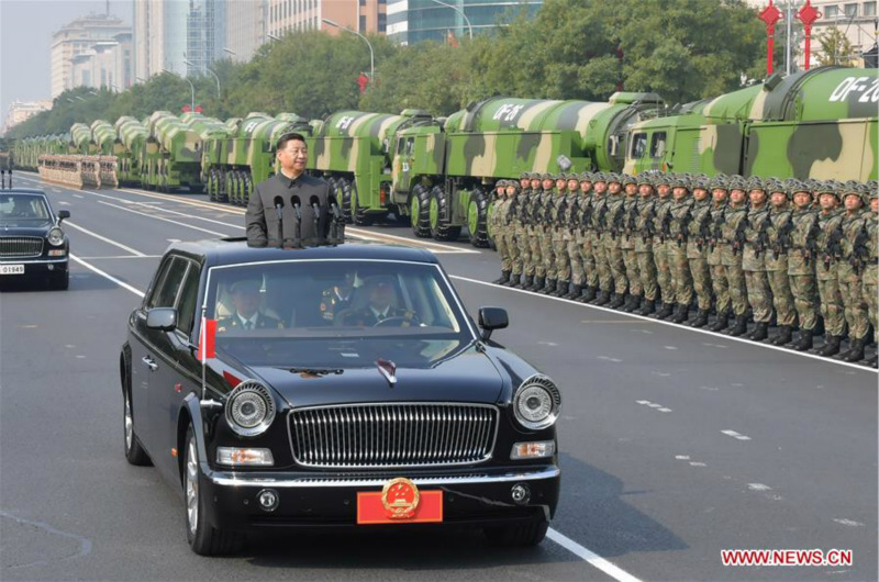 Xi Jinping passe en revue les forces armées lors de la Fête nationale