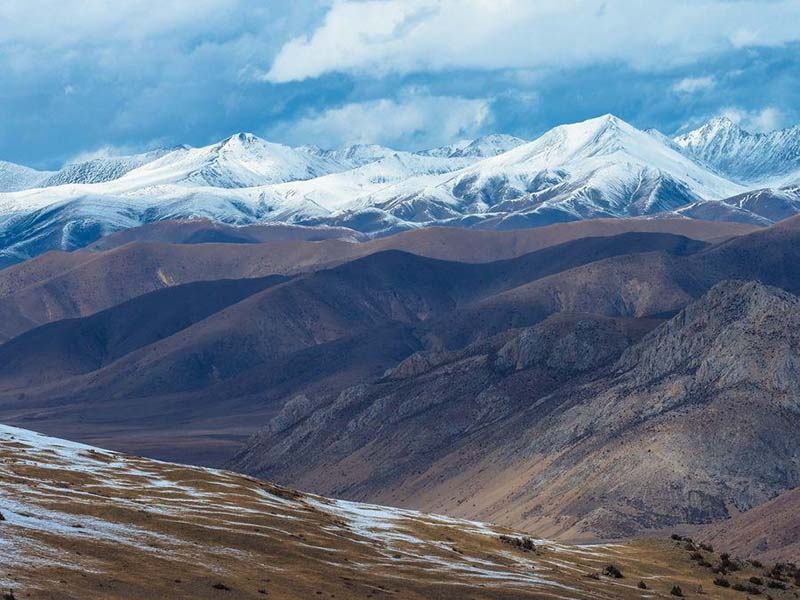 Une section de l'autoroute Sichuan-Tibet qui descend sur près de 1 500 mètres