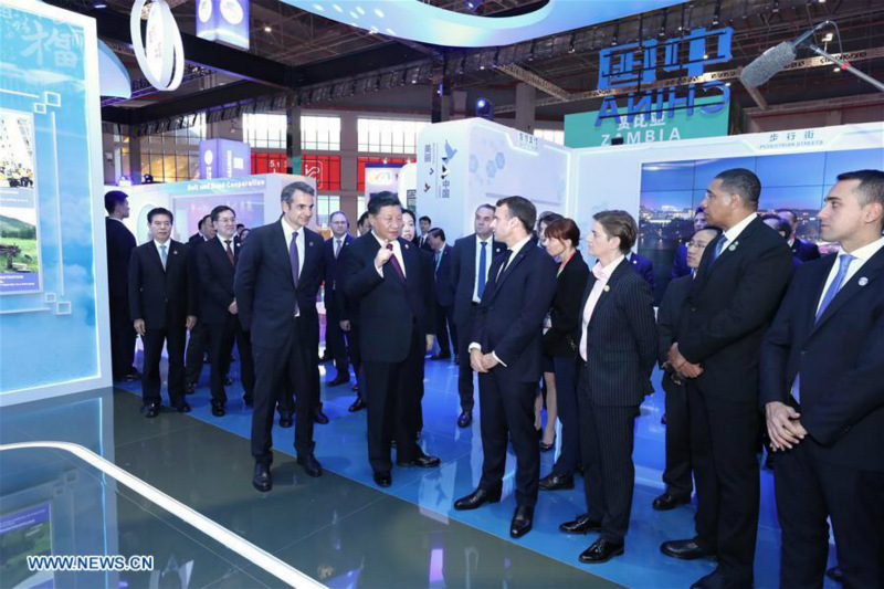 Xi Jinping et des dirigeants étrangers visitent les expositions de la CIIE