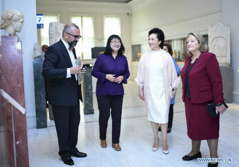 Peng Liyuan visite le musée Benaki à Athènes