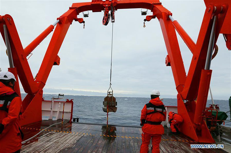 Les membres de l'expédition chinoise en Antarctique explorent la mer des Cosmonautes