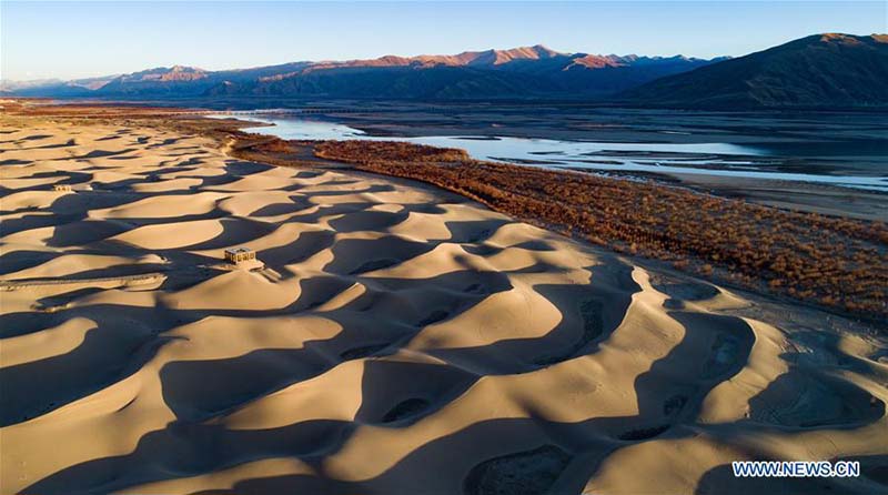 Tibet : le paysage le long de la rivière Yarlung Zangbo