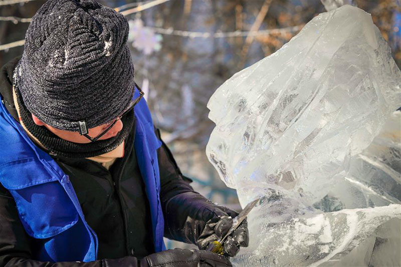 Heilongjiang : des sculptures de glace installées comme ornement sur la Rue Centrale