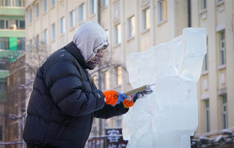 Heilongjiang : des sculptures de glace installées comme ornement sur la Rue Centrale