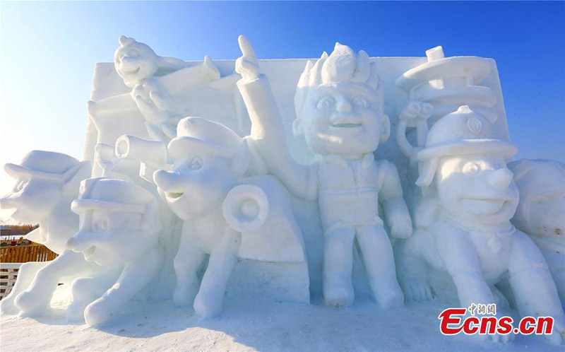 Des sculptures de neige impressionnent les touristes dans le Nord-ouest de la Chine