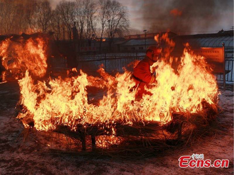 Une équipe forestière participe à un exercice contre l'incendie dans le nord-est de la Chine