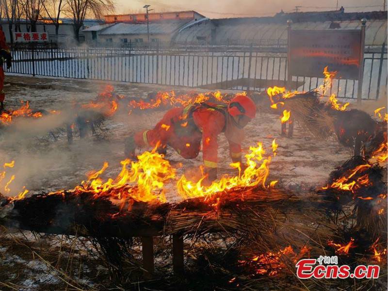 Une équipe forestière participe à un exercice contre l'incendie dans le nord-est de la Chine