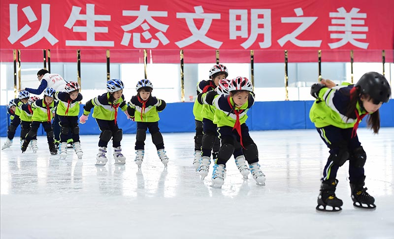 3000 jeunes messagers des actes civilisés de l'arrondissement de Yanqing passent leurs vacances d'hiver avec des sports de neige et de glace