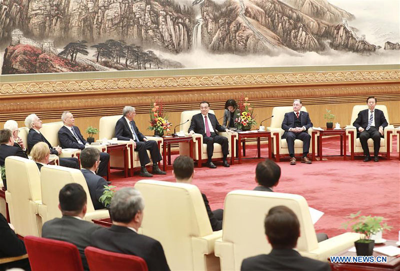 Le PM chinois tient un symposium avec des experts étrangers en Chine