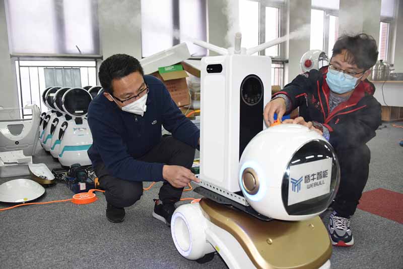 Des robots de désinfection mis en service pour lutter contre le COVID-19