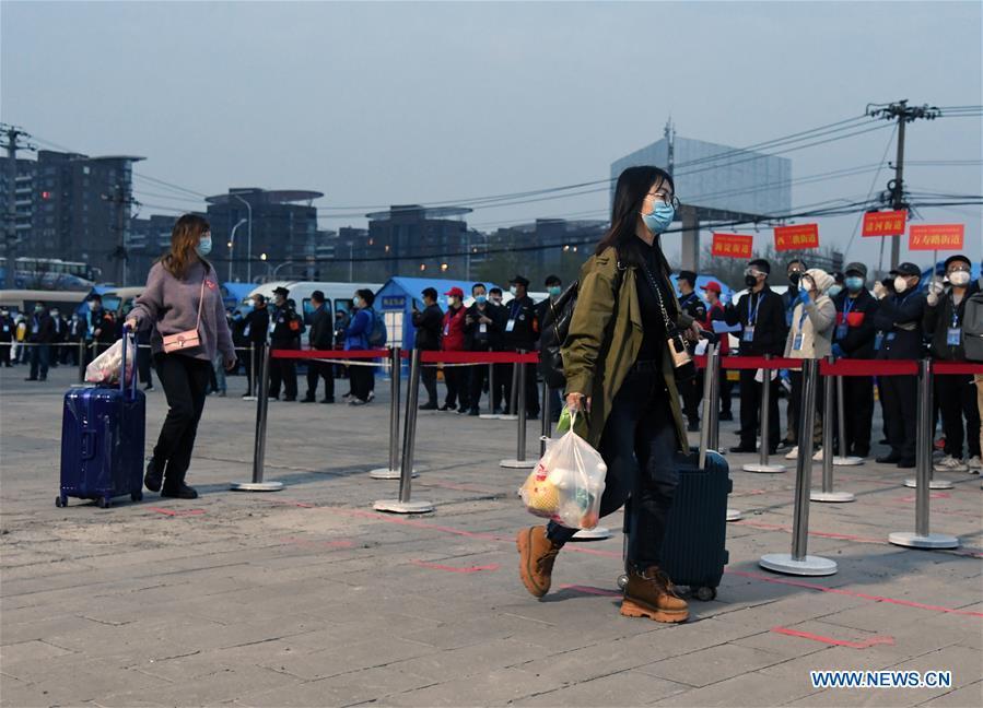 Plus de 800 personnes bloquées au Hubei rentrent à Beijing