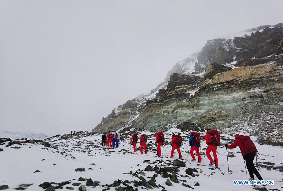 Des géomètres chinois arrivent au camp de base à une altitude de 6.500 mètres du mont Qomolangma