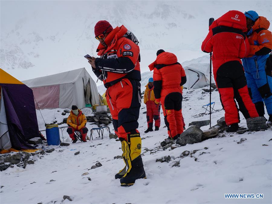 Des géomètres chinois arrivent au camp de base à une altitude de 6.500 mètres du mont Qomolangma