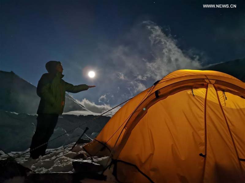 Photos de la pleine lune au camp avancé du mont l'Everest au Tibet