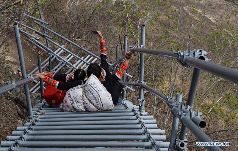 Des villageois déplacés quittent la pauvreté au sommet de la falaise