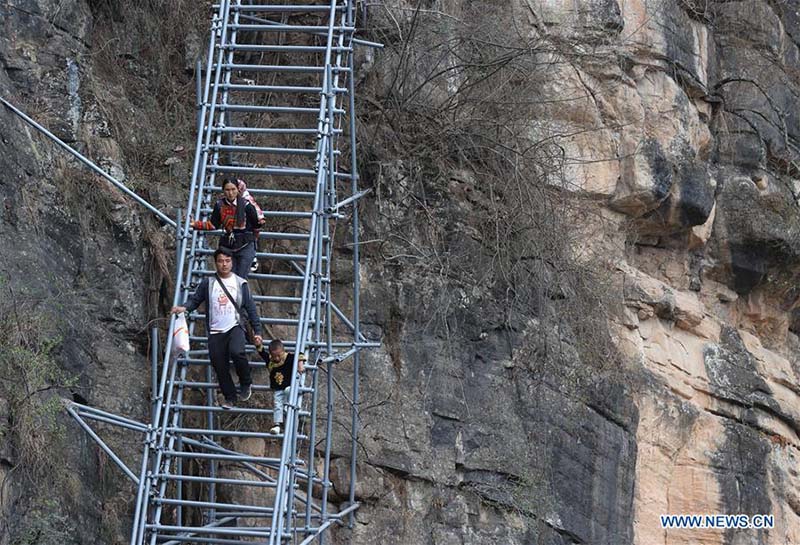 Des villageois déplacés quittent la pauvreté au sommet de la falaise