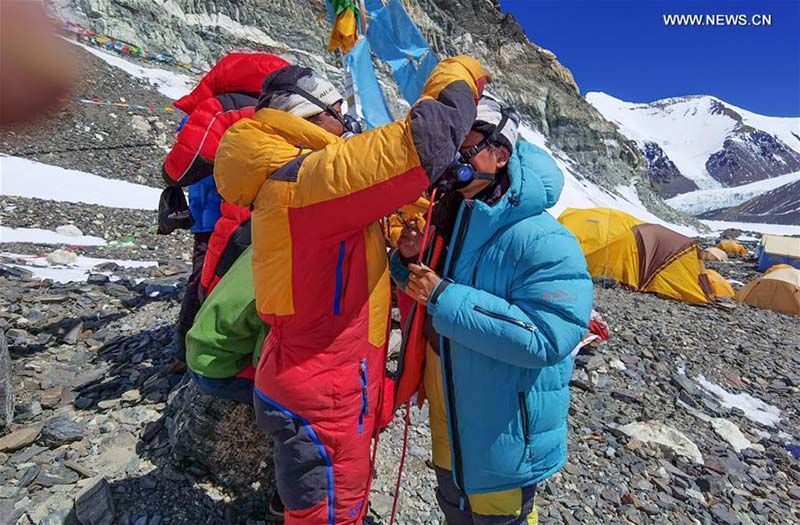 L'équipe de remesurage annonce une liste de 12 personnes qui monteront jusqu'au sommet du mont Qomolangma