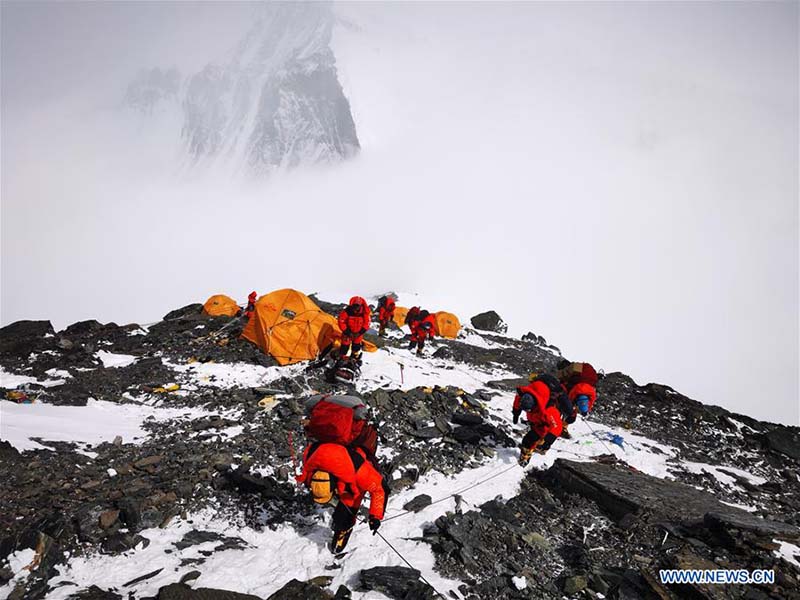 Une équipe chinoise de huit alpinistes tentent d'atteindre le sommet du mont Qomolangma mercredi