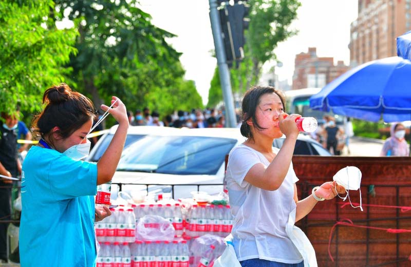 à Beijing, les travailleurs médicaux souffrent de la chaleur