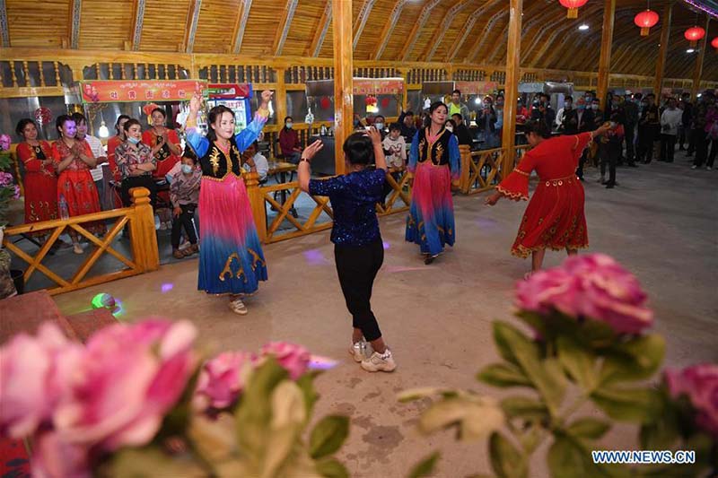 Les marchés nocturnes égayent le sud du Xinjiang