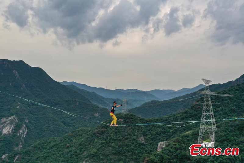 Un slackliner offre un spectacle à haute altitude