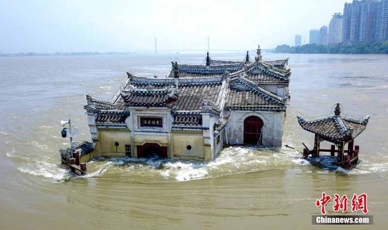 Le pavillon Guanyin de 700 ans toujours debout malgré les inondations du Yangtsé dans le Hubei 