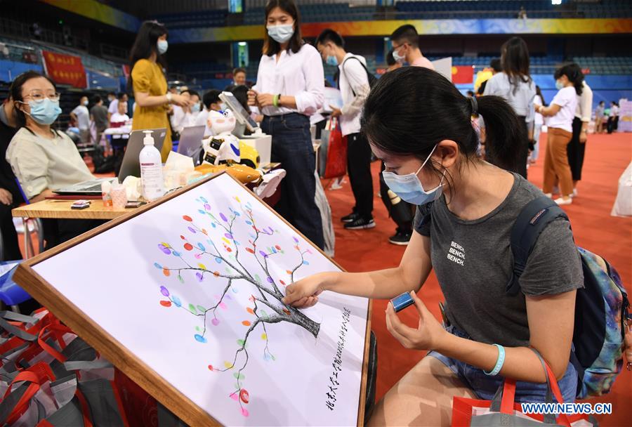 Les universités de Beijing accueillent les étudiants dans un contexte de contr?le de l'épidémie