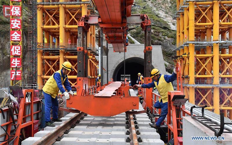 Des travaux de pose de voies sur le grand pont de la ligne ferroviaire Lhassa-Nyingchi