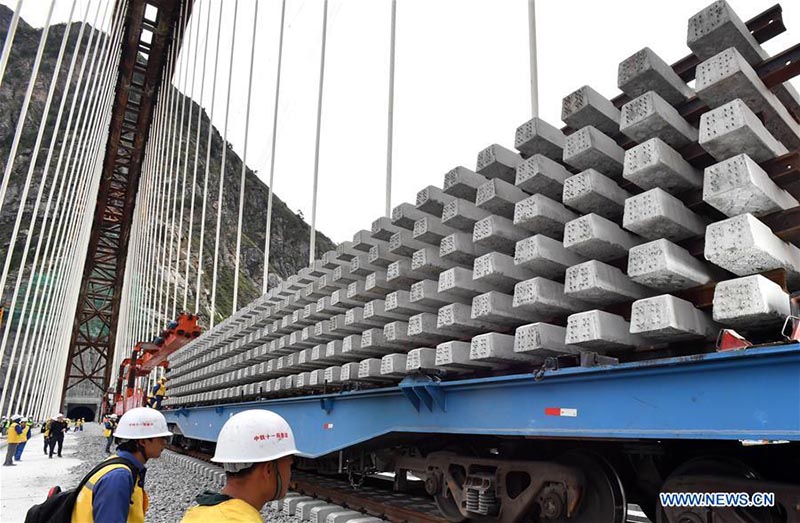 Des travaux de pose de voies sur le grand pont de la ligne ferroviaire Lhassa-Nyingchi