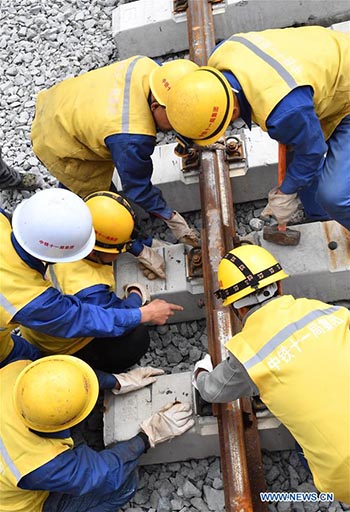 Des travaux de pose de voies sur le grand pont de la ligne ferroviaire Lhassa-Nyingchi