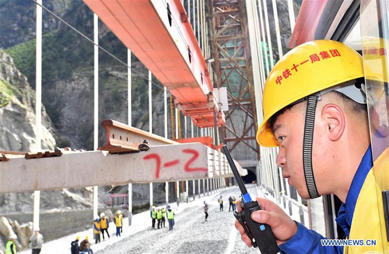 Des travaux de pose de voies sur le grand pont de la ligne ferroviaire Lhassa-Nyingchi