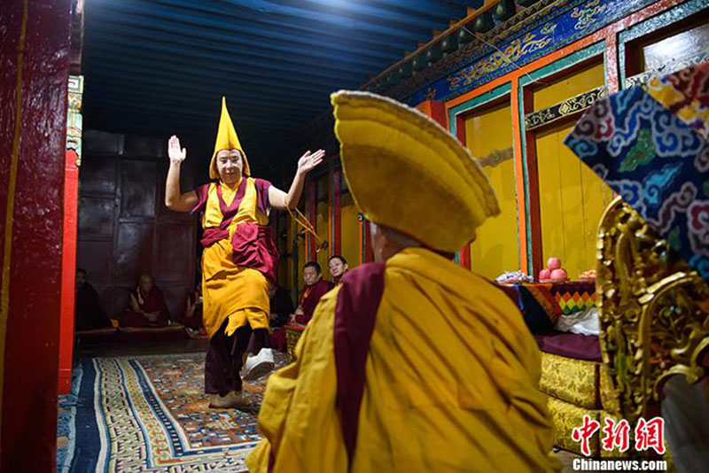 Le 11e Panchen Lama participe à un débat de haut niveau au monastère de Tashilhunpo