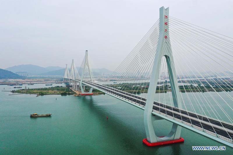 L'autoroute portuaire Hezhou-Gaolan en construction dans le sud de la Chine 