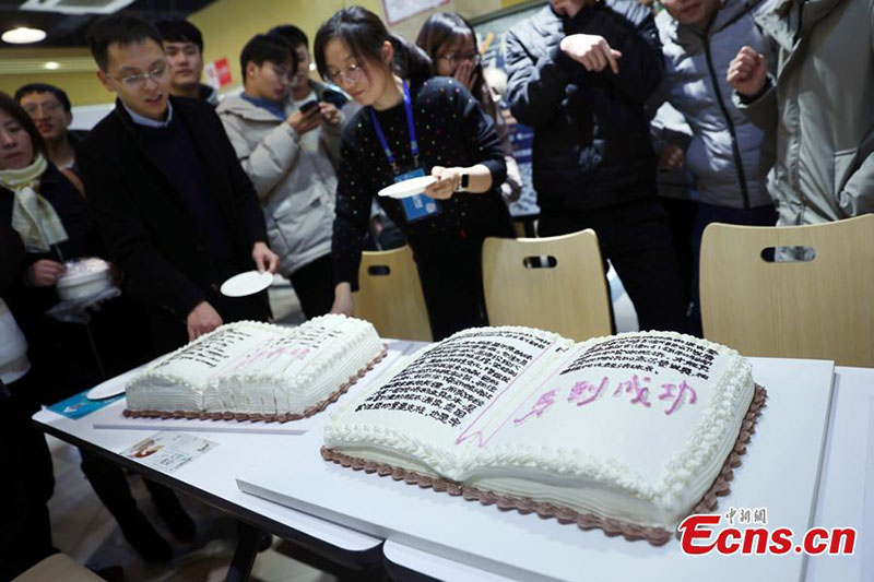 Les chefs d'une université de Nanjing préparent des gateaux spéciaux pour les candidats à l'examen d'entrée en master