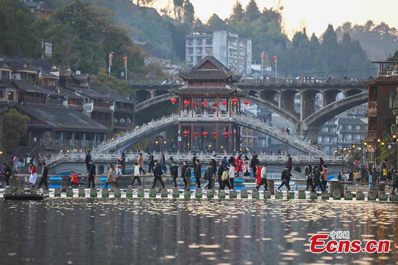 Zoom avant sur la belle ville de Fenghuang