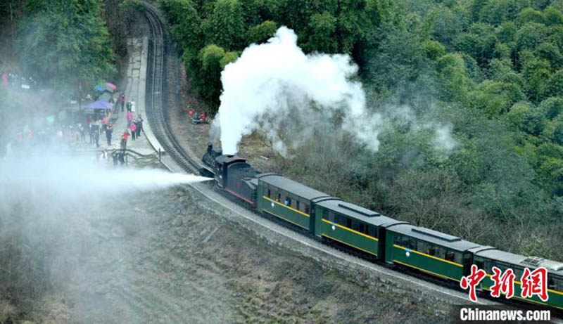 Un petit train à destination du printemps dans le Sichuan