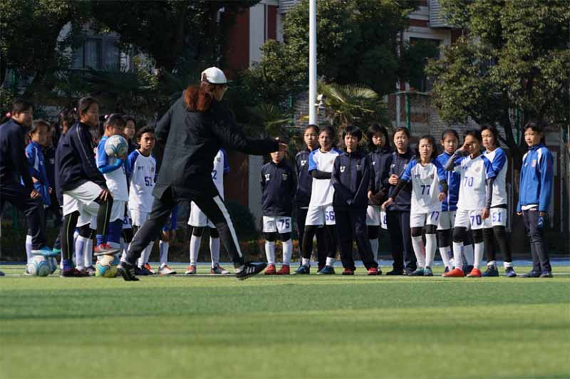 Des jeunes filles avec le monde à leurs pieds