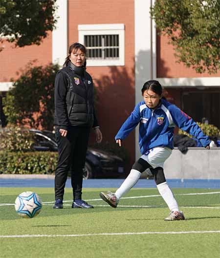 Des jeunes filles avec le monde à leurs pieds