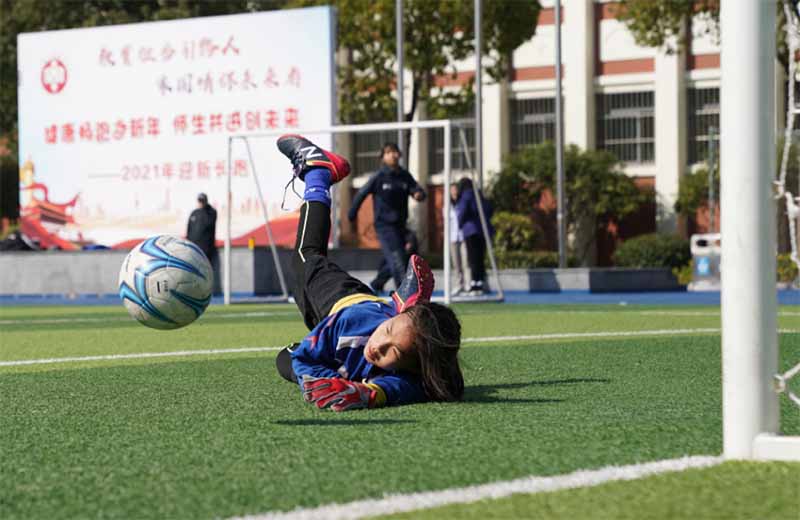 Des jeunes filles avec le monde à leurs pieds