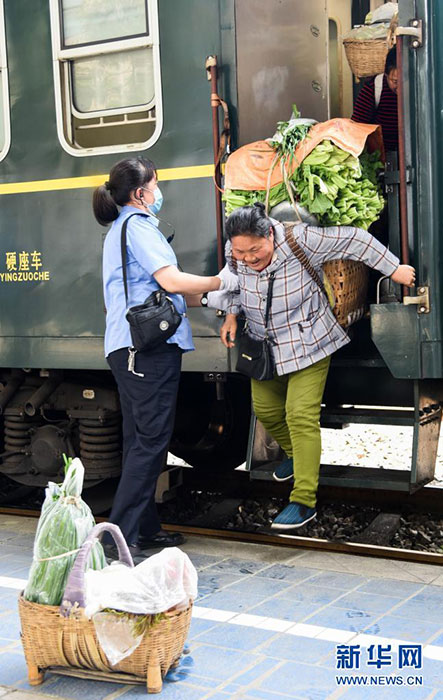 Vers le printemps : le ? train-bus ? traverse les monts Wumeng, dans le Guizhou