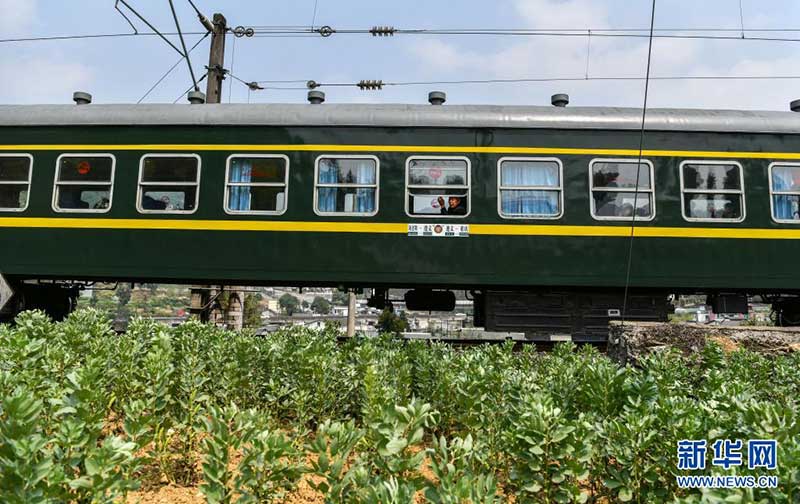 Vers le printemps : le ? train-bus ? traverse les monts Wumeng, dans le Guizhou